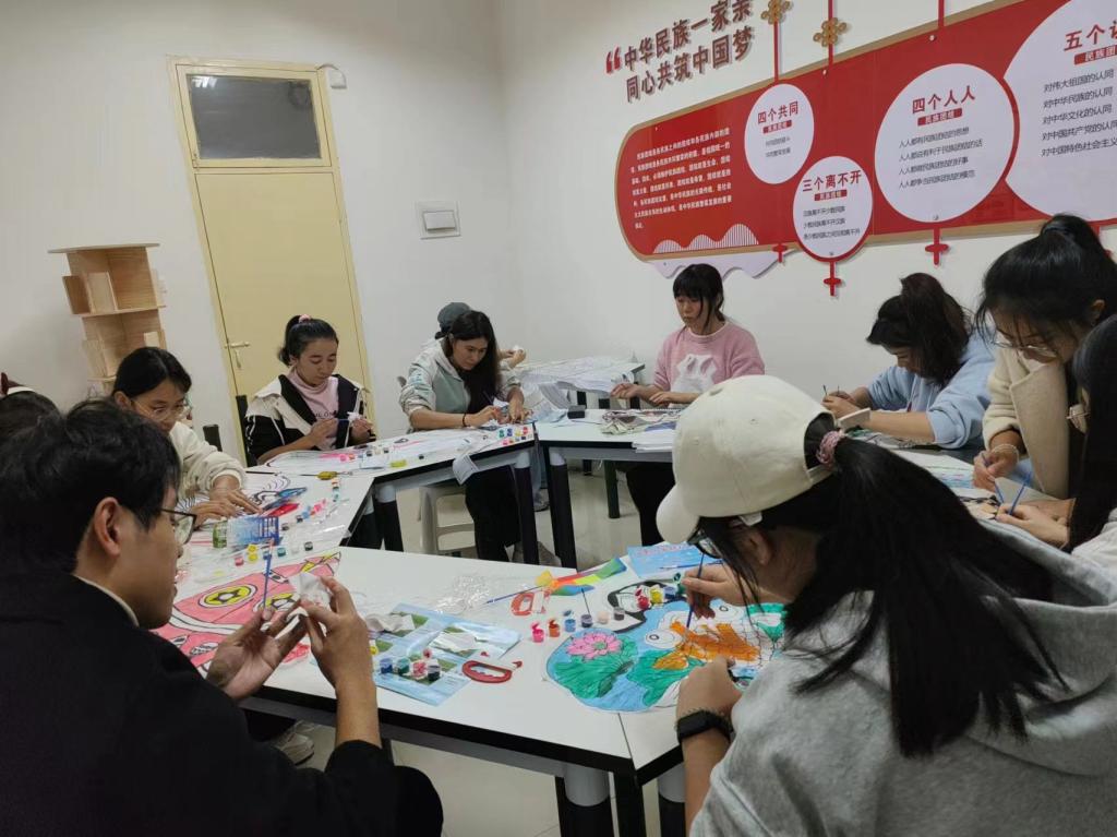 紙鳶舞晴空，藝術(shù)潤社區(qū)——我?！耙徽臼健睂W(xué)生社區(qū)成功舉辦紙鳶藝術(shù)體驗(yàn)活動